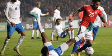 Jugada del partido amistoso entre las selecciones de Chile y Cuba, en el estadio Alcaldesa Ester Roa Rebolledo, en la ciudad chilena de Concepción. Foto: Esteban Paredes Drake / EFE.