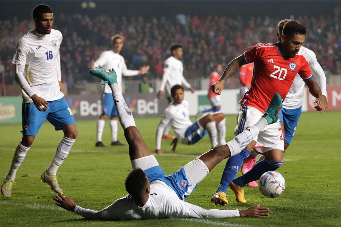 Play of the friendly match between the teams of Chile and Cuba, at the Mayoresa Ester Roa Rebolledo stadium, in the Chilean city of Concepción.  Photo: Esteban Paredes Drake / EFE.