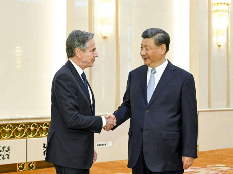 Xi Jinping (derecha) recibe a Antony Blinken este 19 de junio.  Foto: LI XUEREN/XINHUA/ EFE/EPA.