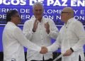 El presidente de Colombia Gustavo Petro (i), saluda a Antonio García (d), jefe máximo de la guerrilla del ELN, acompañados del presidente de Cuba Miguel Díaz Canel (c), durante el cierre de la tercera ronda de conversaciones de paz en La Habana. Foto: Ernesto Mastrascusa / EFE.