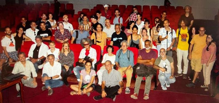 Cineastas cubanos que se reunieron en el Cine 23 y 12 de La Habana y emitieron una declaración crítico en torno a lo sucedido en la isla con el documental “La Habana de Fito”, de Juan Pin Vilar. Foto: Asamblea de Cineastas Cubanos / Facebook.