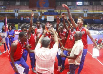 Cuba celebra con el trofeo el Panamericano Sub 21. Foto: norceca.net.