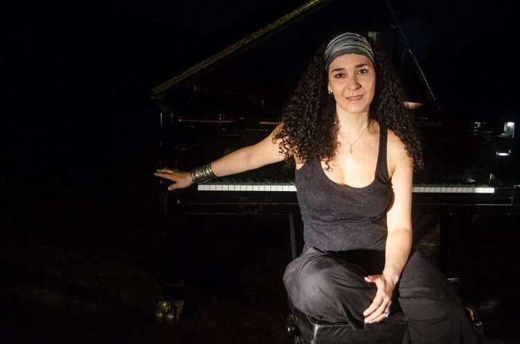La pianista, cantante y compositora cubana Evelyn García Márquez. Foto: Tomada del perfil de Facebook de la artista.