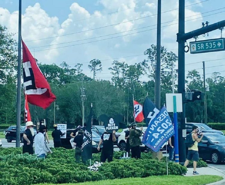 Un grupo de simpatizantes del aspirante presidencial Ron DeSantis se concentró el pasado fin de semana frente a Disney World con banderas nazis. Foto: tomada de diariolibre.com