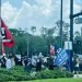 Un grupo de simpatizantes del aspirante presidencial Ron DeSantis se concentró el pasado fin de semana frente a Disney World con banderas nazis. Foto: tomada de diariolibre.com