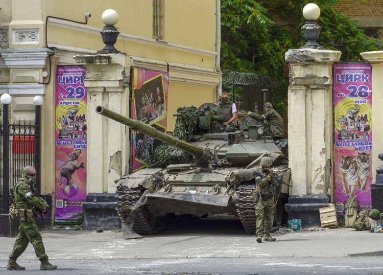 Tanques de Wagneren el centro de Rostov. Foto: STRINGER/EFE/EPA.