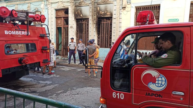 Siete personas, incluidos dos menores de edad, murieron a causa de un incendio. Foto: Ernesto Mastrascusa/EFE.
