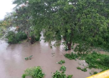 Crecida de un río en Sagua de Tánamo debido a las intensas lluvias. Foto: Yariseidis Hernández Llorente / Facebook.