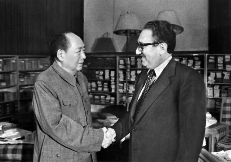 El presidente chino Mao Zedong recibió al secretario de Estado Henry Kissinger, el 24 de noviembre de 1973 en Beijing, China. Foto: AFP/Getty Images.