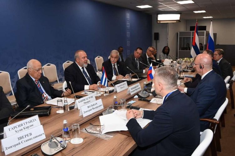 Delegación cubana reunida con Dmitri Chernyshenko, vicepresidente del Gobierno ruso. Foto: @MMarreroCruz