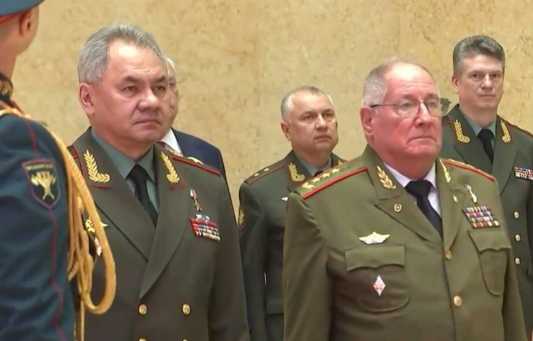 El ministro ruso de Defensa, Serguéi Shoigú (d), junto a su homólogo cubano, Álvaro López Miera, en Moscú. Foto: @tass_agency / Twitter.