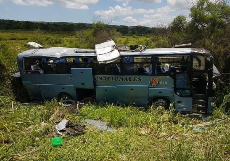 Ómnibus accidentado en la autopista Habana-Melena, mientras trasladaba viajeros procedentes de la Isla de la Juventud. Foto: Diario Mayabeque / Facebook.