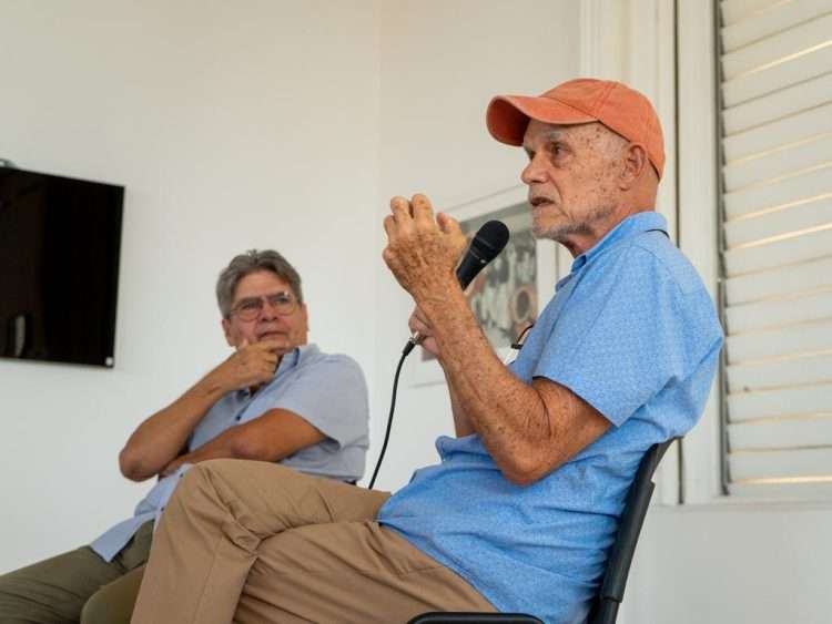 Pedro Juan Gutiérrez (derecha) y Rafael Acosta en encuentro con el autor en la Fundación Ludwig de Cuba promovido por La Jeringa. Foto: Kevin Sánchez, cortesía de La Jeringa.