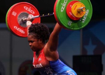 La pesista cubana Elizabeth Reyes, de los 81 kg, ganadora de tres medallas de bronce en el Gran Prix de La Habana. Foto: @iwfnet / Twitter.