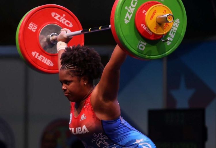 La pesista cubana Elizabeth Reyes, de los 81 kg, ganadora de tres medallas de bronce en el Gran Prix de La Habana. Foto: @iwfnet / Twitter.
