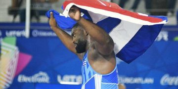 El luchador cubano Oscar Pino celebra su victoria en los Juegos Centroamericanos de San Salvador. Foto: Abel Rojas / Juventud Rebelde vía ACN.