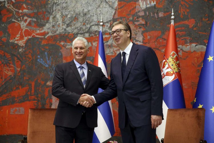 Diaz-Canel y el presidente de Serbia Aleksandar Vucic se saludan. Foto: ANDREJ CUKIC/EFE/EPAEFE/EPA.