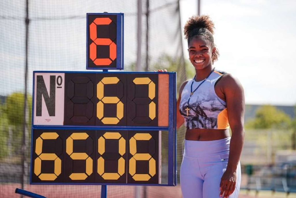 La discóbola cubana Silinda Morales junto al registro de su nueva marca personal, lograda en el Meeting Diputación de Castellón, en España. Foto: @atletismoplayas / Twitter.