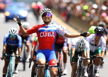 Arlenis Sierra celebra al ganar la prueba de ciclismo ruta femenina en los Juegos Centroamericanos y del Caribe en San Salvador. Foto: Miguel Lemus/EFE