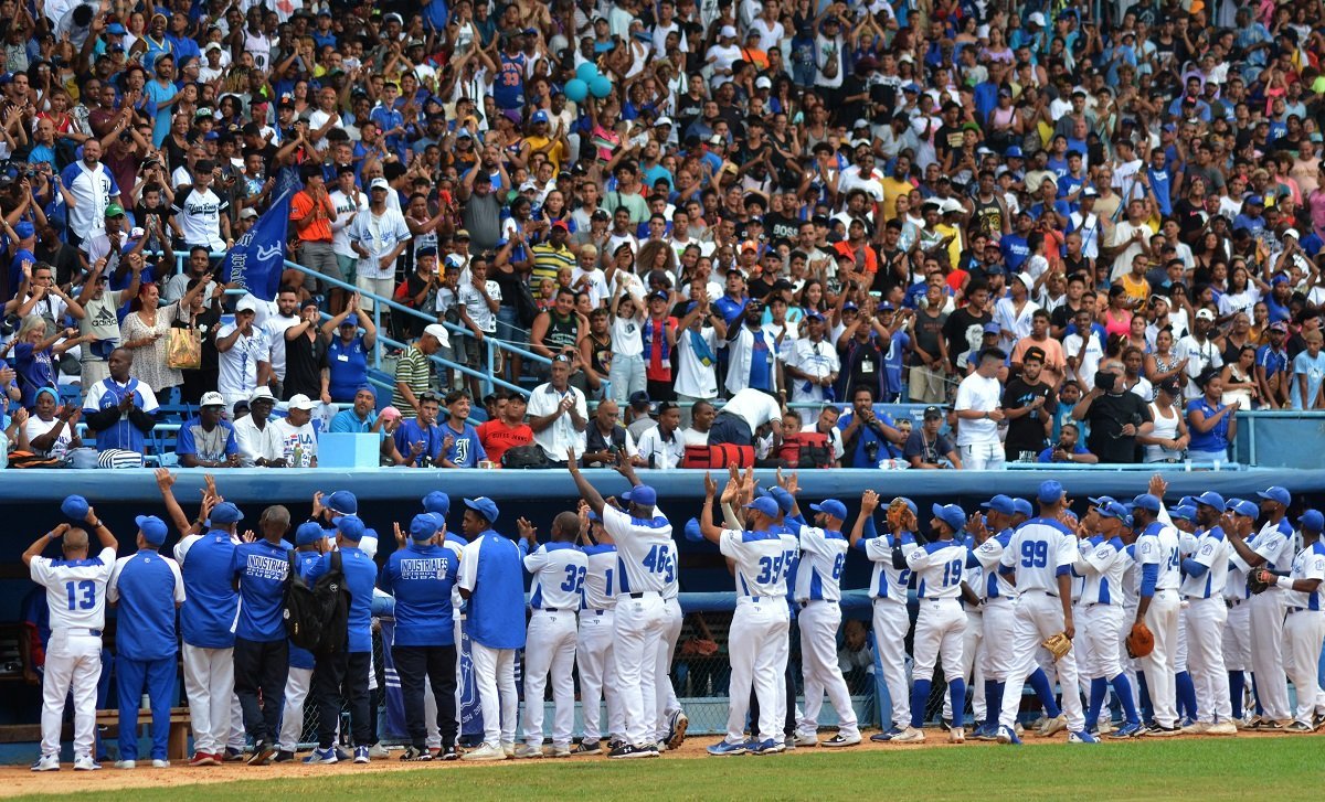 El equipo Industriales saluda a sus seguidores en el estadio Latinoamericano durante la semifinal frente a Santiago de Cuba, en la 62 Serie Nacional de Béisbol. Foto: Ricardo López Hevia. 