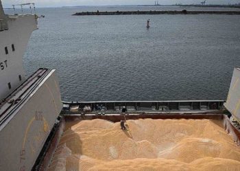Barco con maíz en un puerto del mar Negro. Foto: Atalayar