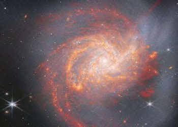 La imagen del Telescopio Webb muestra una estructura formada por dos galaxias antiguas que chocan entre sí. Foto: NASA.