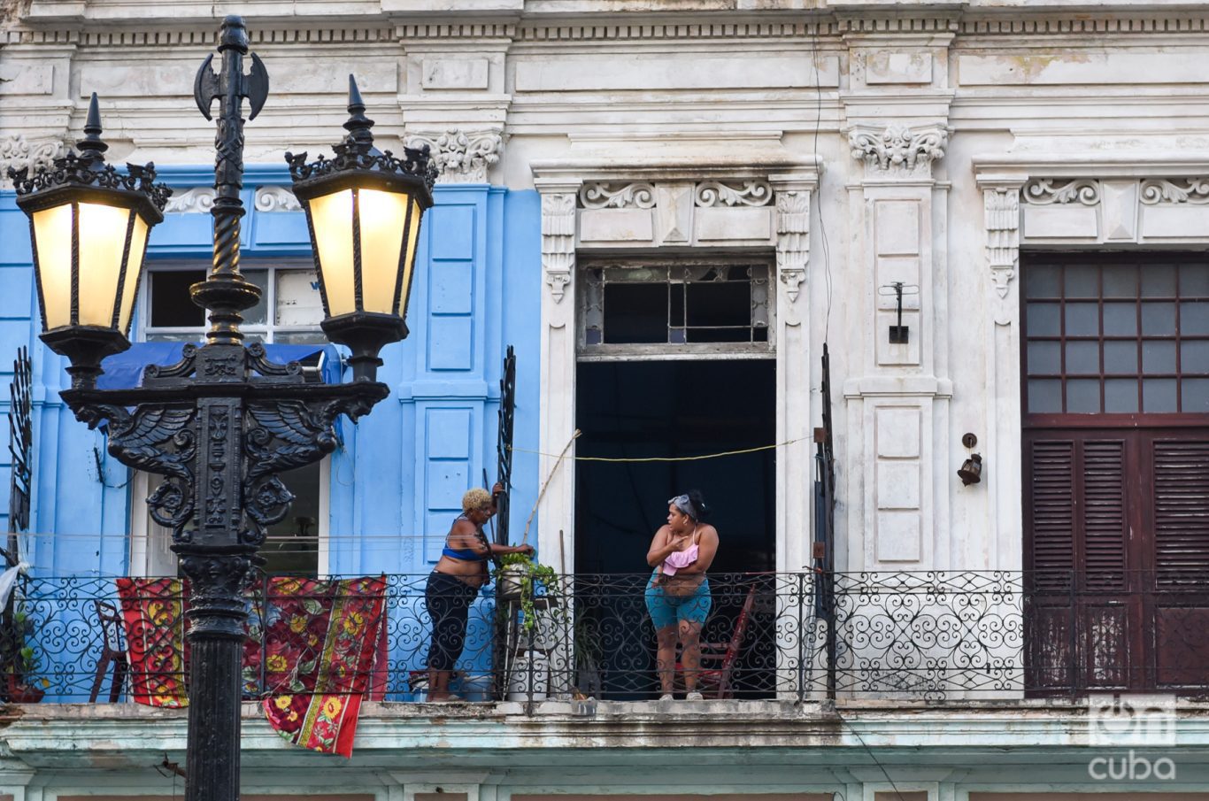 Dos vecinas en un balcón de Prado, en La Habana. Foto: Kaloian.
