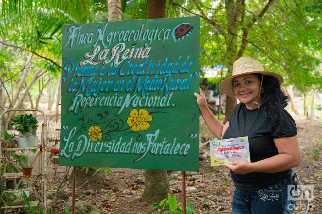 Dulce muestra su diploma de Condición Agroecológica. Foto: Jorge Ricardo.