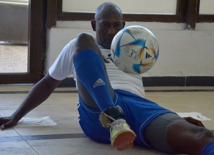 Erick Hernández, impuso un nueva récord mundial al dar 12 237 toques al balón con todo el cuerpo. Foto: Ricardo López Hevia.