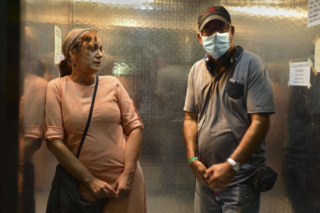Alejandro Gil y Blanca Rosa Blanco armando una escena en el ascensor. Foto de producción.