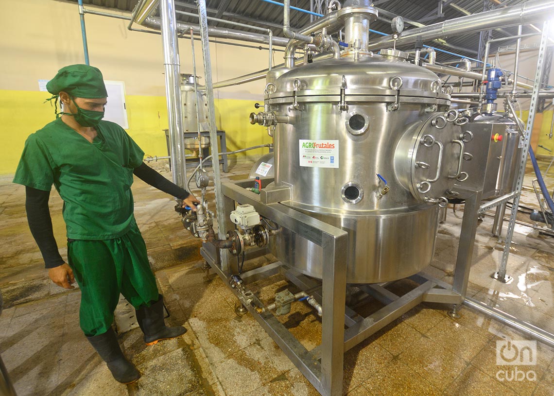 Moderna tecnología de procesamiento de frutas, en la minindustria estatal Villa Roja, provincia Artemisa. Foto: Otmaro Rodríguez.