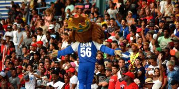 El León, la mascota de Industriales, confronta a los seguidores de Santiago de Cuba en el estadio Latinoamericano durante las semifinales de la 62 Serie Nacional de Béisbol. Foto: Ricardo López Hevia.