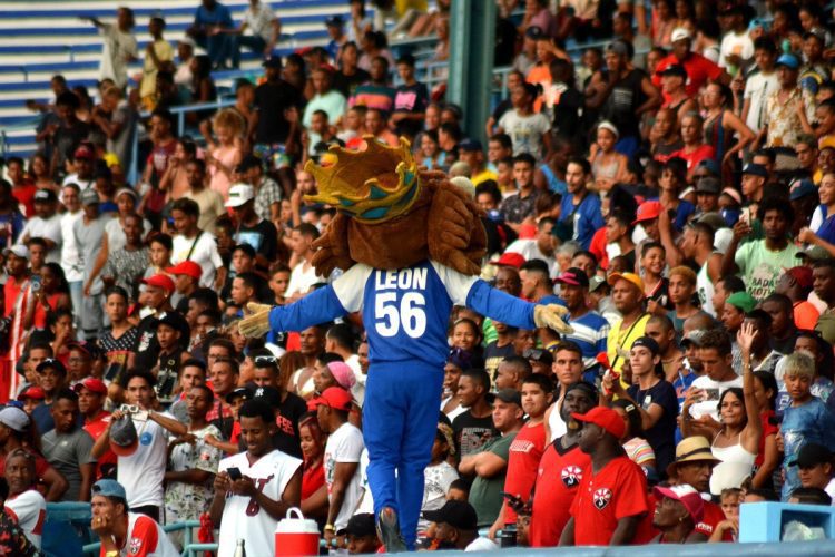 El León, la mascota de Industriales, confronta a los seguidores de Santiago de Cuba en el estadio Latinoamericano durante las semifinales de la 62 Serie Nacional de Béisbol. Foto: Ricardo López Hevia.