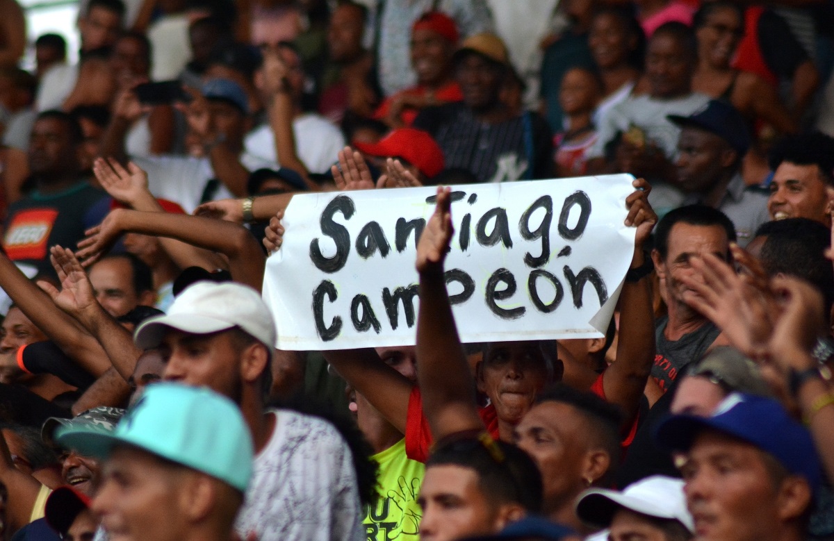 Seguidores de Santiago de Cuba en el estadio Latinoamericano durante la semifinal frente a Industriales en la 62 Serie Nacional de Béisbol. Foto: Ricardo López Hevia. 