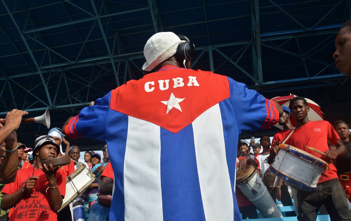 Seguidores de Santiago de Cuba con la conga en el estadio Latinoamericano durante la semifinal frente a Industriales en la 62 Serie Nacional de Béisbol. Foto: Ricardo López Hevia.
