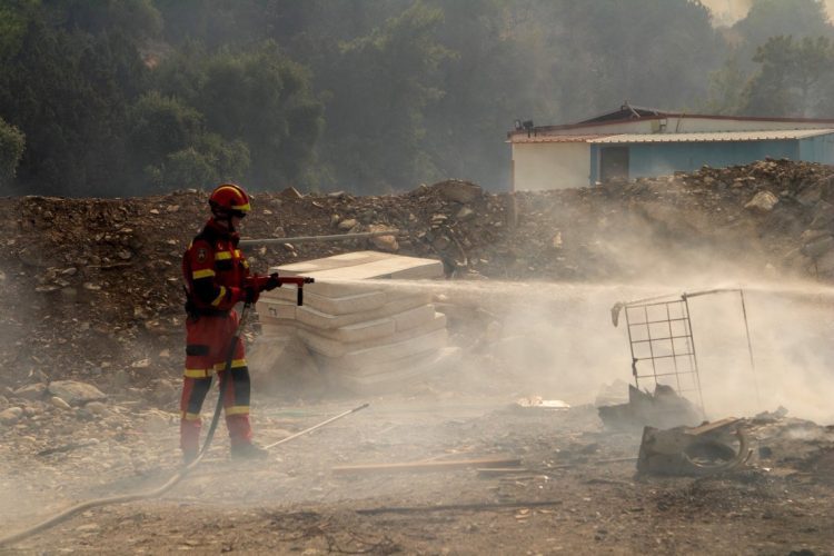 Un bombero en plena acción contra el incendio fuera de control que afecta a la isla griega de Rodas. Foto: Damianidis Lefteris / EFE.