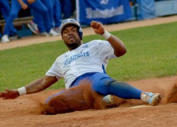 Yasmani Tomás estaría desde el inicio de la temporada con Industriales. Foto: Ricardo López Hevia/Archivo