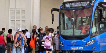 Personas hacen cola para subir a un ómnibus que cubre la ruta entre el reparto Guiteras y el poblado de Regla, y pasa por difrentes zonas de La Habana. Foto: Otmaro Rodríguez.
