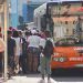Un grupo de personas hace cola para subir a ómnibus urbano en La Habana. Foto: Otmaro Rodríguez.