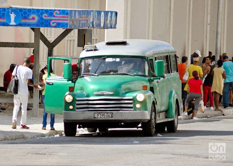 Un vehículo privado de transporte de pasajeros, en La Habana. Foto: Otmaro Rodríguez.