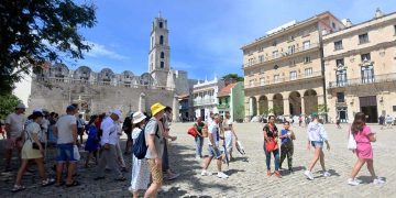 Turistas en la Plaza de San Francisco de Asís, en La Habana. Foto: Otmaro Rodríguez.