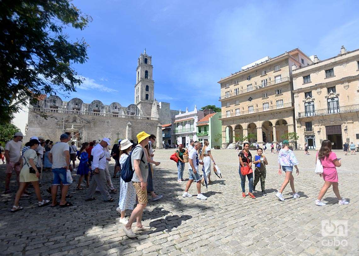Tourists in the Plaza de San Francisco de Asís, in Havana. Photo: Otmaro Rodríguez.