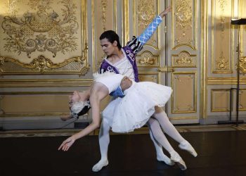 Los bailarines Harold Baez y Shirley Suárez, de la compañía Ballet de Camagüey, durante una presentación de "El Lago de los Cisnes" en Casa de América, en Madrid. Foto: Chema Moya / EFE.