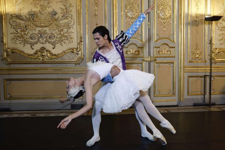 Los bailarines Harold Baez y Shirley Suárez, de la compañía Ballet de Camagüey, durante una presentación de "El Lago de los Cisnes" en Casa de América, en Madrid. Foto: Chema Moya / EFE.