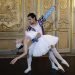 Los bailarines Harold Baez y Shirley Suárez, de la compañía Ballet de Camagüey, durante una presentación de "El Lago de los Cisnes" en Casa de América, en Madrid. Foto: Chema Moya / EFE.