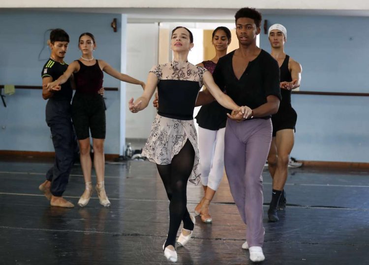 La directora y primera bailarina del Ballet Nacional de Cuba (BNC), Viengsay Valdés, participa en un ensayo junto a bailarines de la compañía, en La Habana. Foto: Ernesto Mastrascusa / EFE.