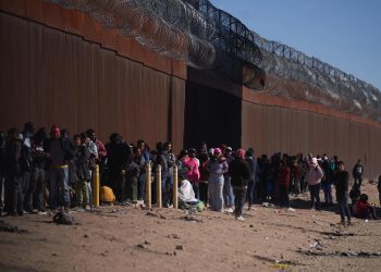 Inmigrantes indocumentados concentrándose en la frontera.| Foto: Allison Dinner / Getty Images.