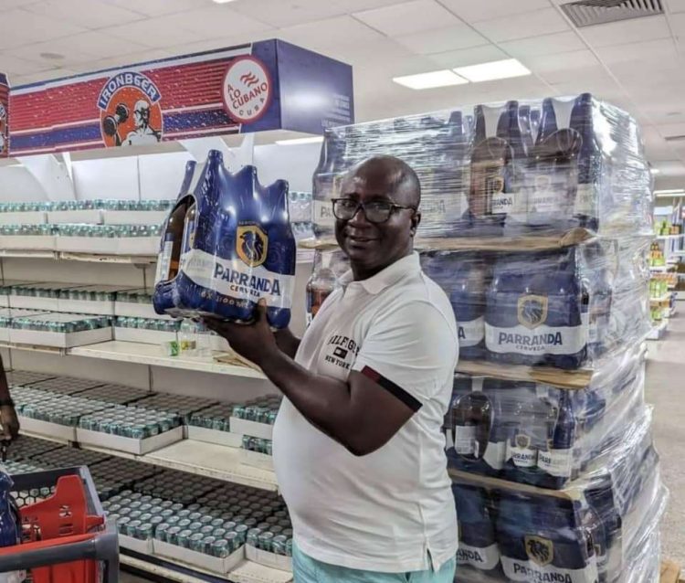 Ernesto Montejo, primer cliente de Parranda en el Supermercado de 3ra y 70, en Playa, La Habana. Foto: Parranda Cerveza / Facebook.