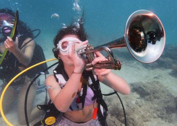 El Festival de Música Subacuático celebró este sábado su trigésimo novena edición en los arrecifes de Cayo Looe, un área del Santuario Marino Nacional de los Cayos de Florida al extremo sur de Estados Unidos, para concientizar sobre el cuidado de estos valiosos ecosistemas. Foto: Frazier Nivens/Florida Keys News Bureau/EFE.