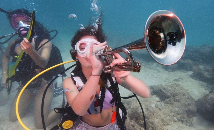 El Festival de Música Subacuático celebró este sábado su trigésimo novena edición en los arrecifes de Cayo Looe, un área del Santuario Marino Nacional de los Cayos de Florida al extremo sur de Estados Unidos, para concientizar sobre el cuidado de estos valiosos ecosistemas. Foto: Frazier Nivens/Florida Keys News Bureau/EFE.